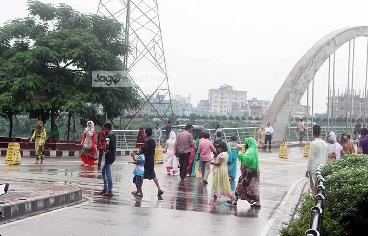 নগরবাসীর বৃষ্টিস্নাত ভ্রমণ। হাতিরঝিলে বৃষ্টি কিছুটা বিড়ম্বনা ঘটালেও আনন্দে ভাটা পড়েনি ঘুরতে মানুষের। ছবি : বিপ্লব দিক্ষিৎ
