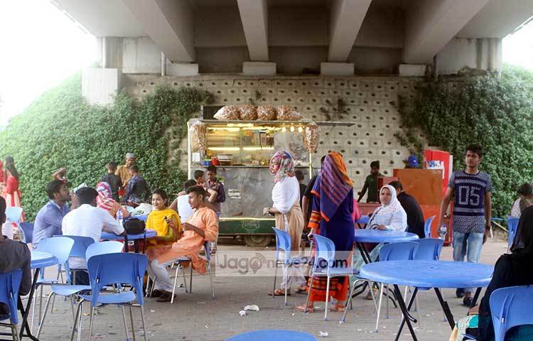 হাতিরঝিলে ভ্রমণকারীদের জন্য রয়েছে খানাপিনারও সুব্যবস্থা। ছবি : বিপ্লব দিক্ষিৎ