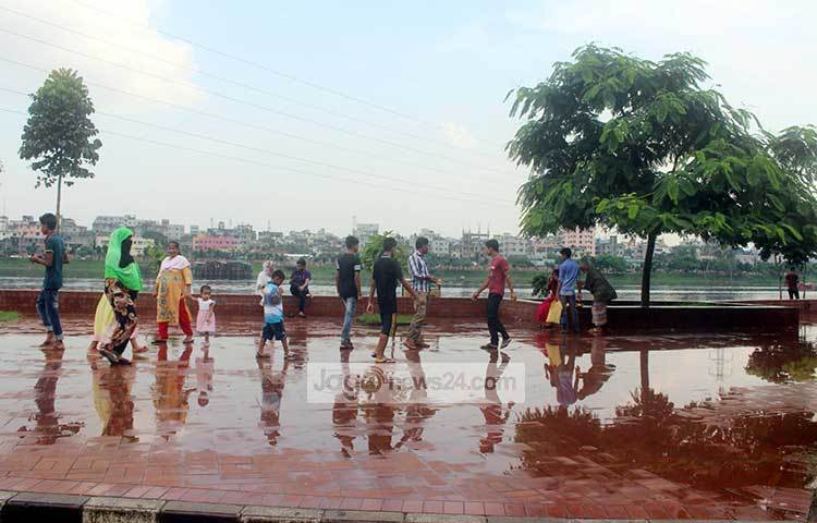 এক পশলা বৃষ্টি এসে ধুয়ে দিয়ে গেলো হাতিরঝিলের উন্মুক্ত প্রান্তর। বুক ভরে নিশ্বাস নিচ্ছেন ঘুরতে আসা মানুষজন। ছবি : বিপ্লব দিক্ষিৎ