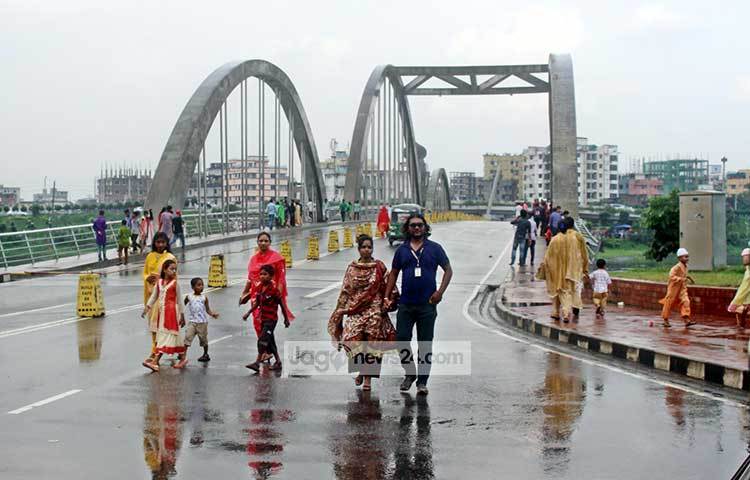ঘোরাঘুরি আর কতশত গল্পে সময় কাটছে হাতিরঝিলে ঘুরতে আসা মানুষের। ঈদের ছুটি শেষে সবাই আবার চিরচেনা ব্যস্ততায় ডুবে যাবেন। ছবি : বিপ্লব দিক্ষিৎ