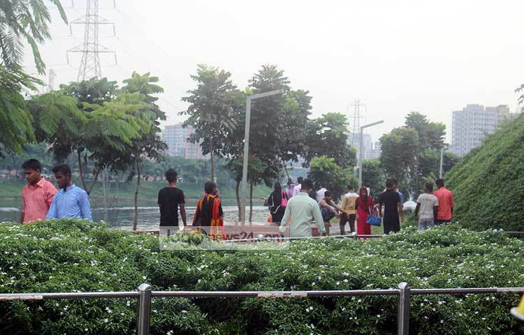 ইট পাথরের এই শহরে হাতিরঝিলের বুকে লুকিয়ে আছে একটুকরো সবুজের মায়া। ছবি : বিপ্লব দিক্ষিৎ