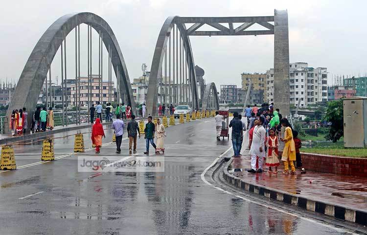 যে যার মত হাঁটছেন, ঘুরছেন আর গল্প করছেন। এভাবেই সবার ছুটির সময়টা কাটছে আনন্দ আর হাসিতে। ছবি : বিপ্লব দিক্ষিৎ