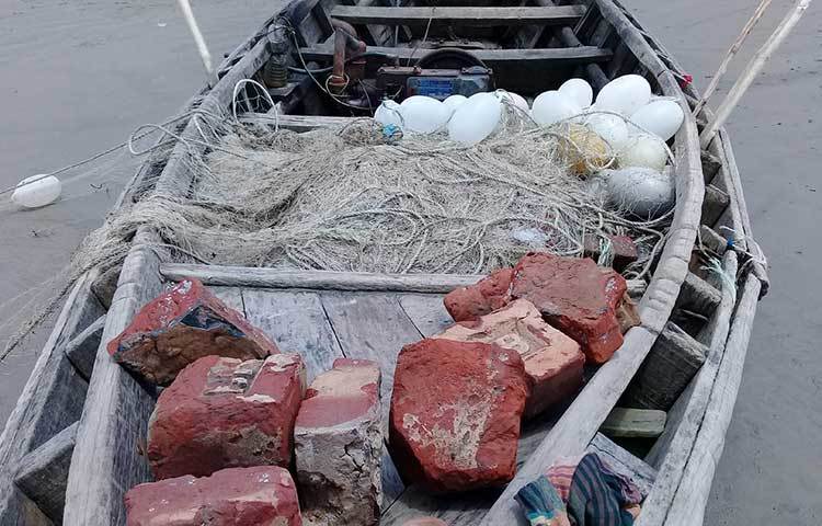 সাগর থেকে তুলে আনা জাল-ইট ভর্তি নৌকা ট্রলার। ছবি : কাজী সাঈদ