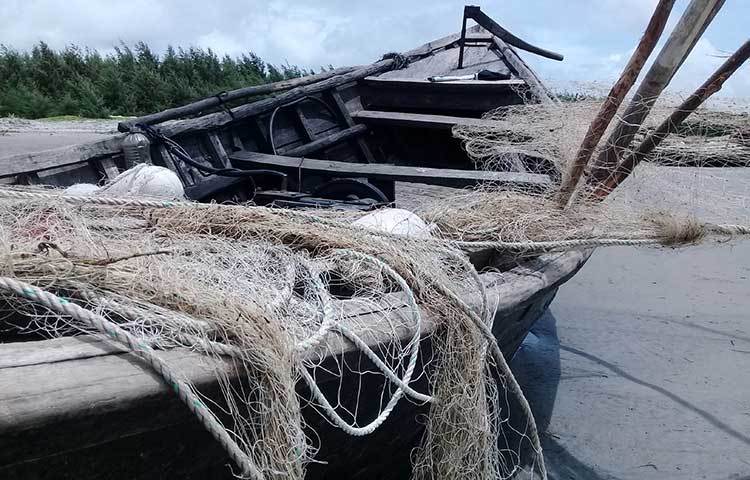 এভাবেই উত্তাল সমুদ্রের ঢেউ জেলেদের জাল এলোমেলো করেছে। ছবি : কাজী সাঈদ
