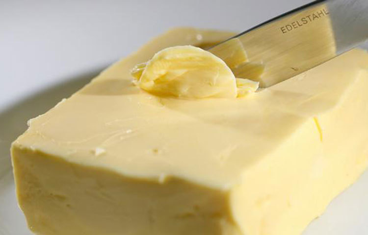 মাখন বেশি খেলেও মহাবিপদ : দিনে এক চা চামচের পরিমাণ মাখন বা (বিভিন্ন প্রাণীর চর্বি থেকে তৈরি) মার্জারিন খাওয়া যেতে পেরে, কিন্তু এর বেশি হলেই বিপদ। গবেষকরা বলছেন, মাখন বা মাখনজাতীয় খাবার না খেয়ে খাদ্য তালিকায় অলিভ অয়েল যোগ করা সবচেয়ে নিরাপদ। তাহলে মস্তিষ্কের রোগের আশঙ্কা খুব একটা থাকবে না।