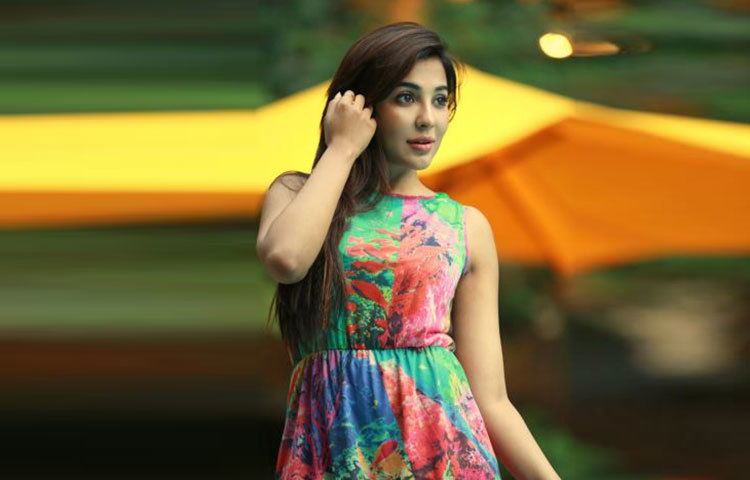 তামিল, মালয়ালাম, তেলেগু প্রভৃতি ভাষার ছবিতে অভিনয় করেছেন। সব ভাষাতেই অভিনয় করতে তিনি স্বাচ্ছন্দ্য বোধ করেন।