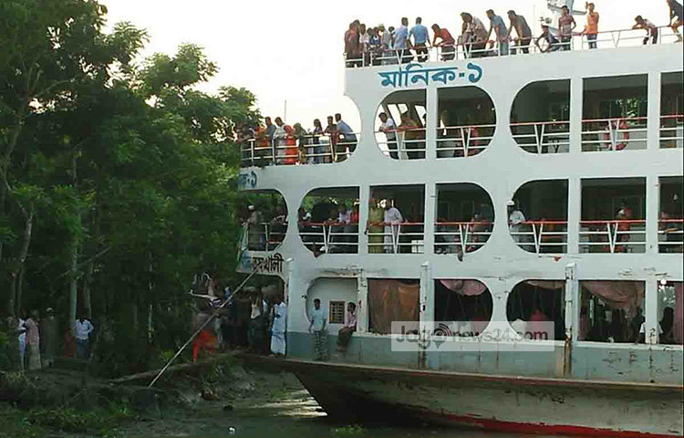 সজনদের সঙ্গে ঈদ শেষে কর্মস্থলে ফিরছে  পিরোজপুরের মানুষ। তবে শহর ফেরত এ যাত্রীদের পদে পদে দুর্ভোগ পোহাতে হচ্ছে। পিরোজপুরের বেকুটিয়া লঞ্চঘাট থেকে এ ছবি তুলেছেন হাসান মামুন।