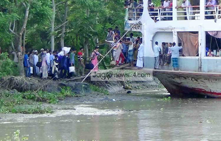 এখান থেকে অসংখ্য যাত্রী প্রতিদিন যাতায়াত করলেও কর্তৃপক্ষ কোনো পল্টুন কিংবা যাত্রী ছাউনী নির্মাণ করছে না। ছবি : হাসান মামুন