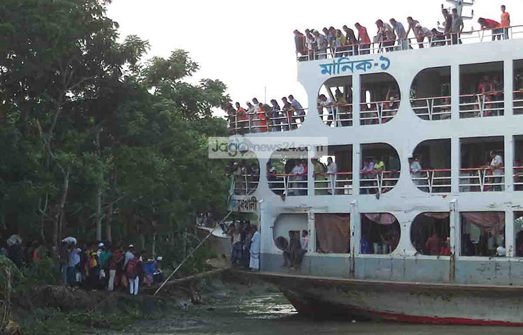 অনেক কষ্ট করে লঞ্চে উঠছেন যাত্রীরা। ছবি : হাসান মামুন
