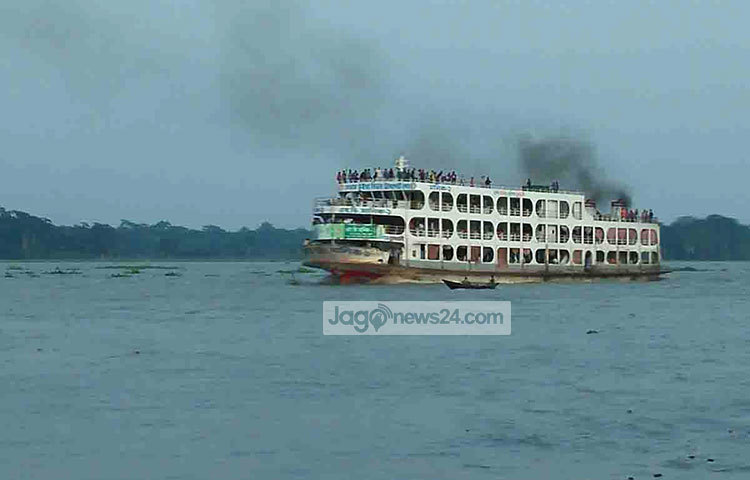 শহরমুখী যাত্রী নিয়ে ছুটছে লঞ্চ। অসংখ্য মানুষের স্বপ্ন নিয়ে ভেসে যাচ্ছে লঞ্চ। ছবি : হাসান মামুন