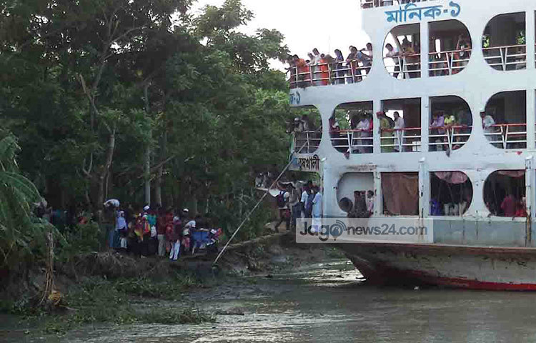 নদী পথে যারা ভ্রমণ করতে পছন্দ করেন, তারা অনেক কষ্ট করে হলেও লঞ্চে চড়ে কর্মস্থলে পাড়ি জমান। ছবি : হাসান মামুন