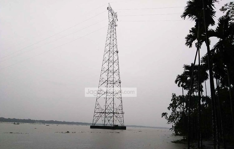 নদী ভাঙনের মুখে পড়েছে পিরোজপুরের কঁচা নদীর পাড়ে অবস্থিত ১৩২ কেভি পাওয়ার ক্ষমতার ‘রিভার ক্রসিং টাওয়ার’। যেকোনো সময় টাওয়ারটি ভেঙে পড়তে পারে বলে আশঙ্কা করা হচ্ছে। ছবি : হাসান মামুন