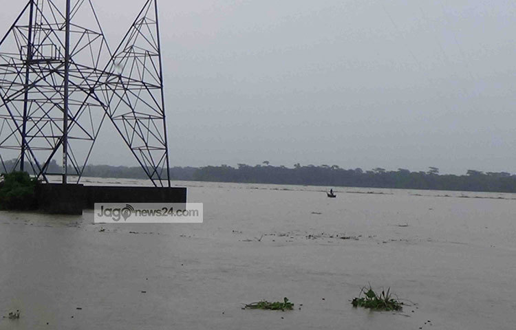 নদী ভাঙনের ফলে চরম আতঙ্কে রয়েছেন পিরোজপুর সদর উপজেলার শারিকতলা-ডুমরিতলা গ্রামের সহস্রাধিক মানুষ। ছবি : হাসান মামুন