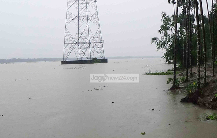 ১৩২ কেভি সম্প্রসারিত গ্রিড লাইনের টাওয়ার ভেঙ্গে পড়লে বড় ধরনের দুর্ঘটনার আশঙ্কা রয়েছে।ছবি : হাসান মামুন