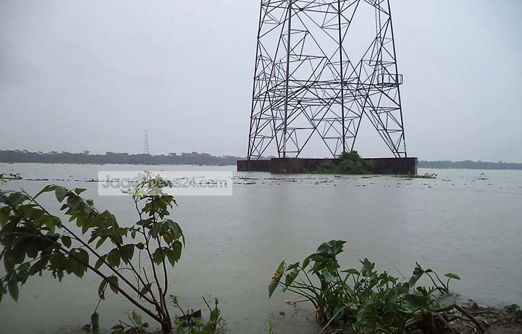 নদীর দুই পাড়ের ক্রসিং টাওয়ার পর্যন্ত গ্রিড সঞ্চালন লাইনের দূরত্ব এক দশমিক দুই কিলোমিটার। কিন্তু পিরোজপুরের গাজীপুর অংশে কঁচা নদীর তীব্র ভাঙনে নদীর পাড় থেকে অন্তত প্রায় ৩শ’ ফুট গভীরে চলে গেছে। ছবি : হাসান মামুন