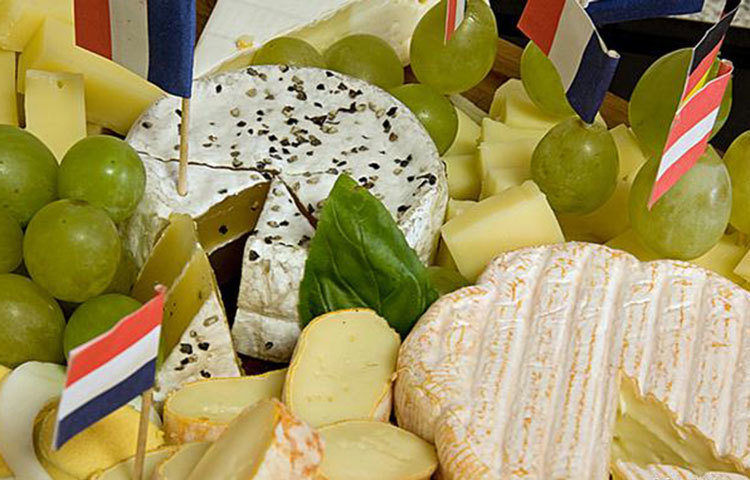 বেশি খেলে পনিরও ক্ষতিকর : পনির খুব সুস্বাদু। মস্তিষ্কের জটিল রোগ থেকে দূরে থাকতে চাইলে সপ্তাহে মাত্র একবার পনির খেতে হবে।