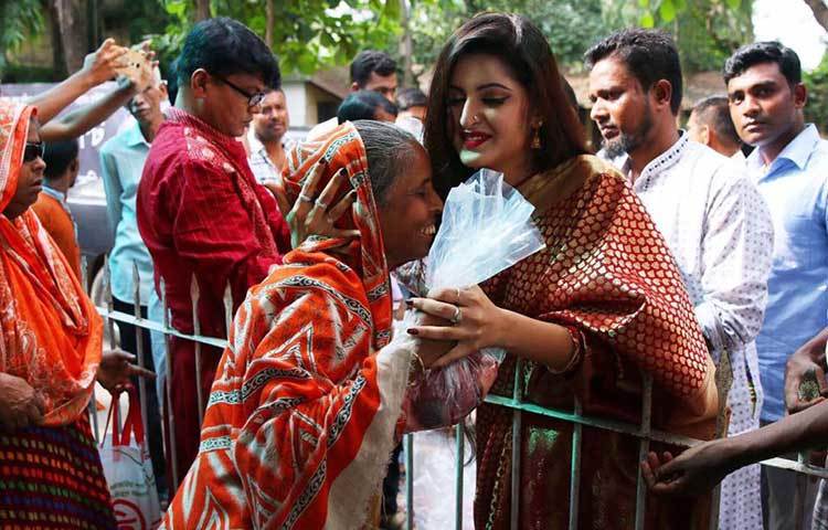এবারও চলচ্চিত্রের অসচ্ছল সহশিল্পীদের সঙ্গে কোরবানির ঈদ করছেন চিত্রনায়িকা পরীমনি। কোরবানির জন্য তাদের দুটি গরু উপহার দিয়েছেন। শুধু তাই নয় কোরবানির মাংস নিজ হাতে বিতরণও করেন।