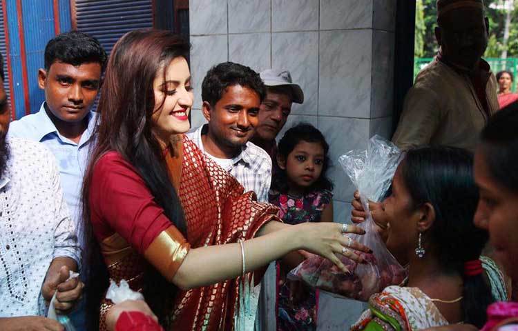 বিএফডিসি-এর এডিটিং মাঠে শনিবার দুপুরে গরু দুটি কোরবানি দেওয়া হয়। কোরবানির পরই এফডিসিতে আসেন পরীমনি। নিজে দাঁড়িয়ে থেকে মাংস কাটা এবং শিল্পীদের মাঝে মাংস বণ্টন ও তদারকি করেন।