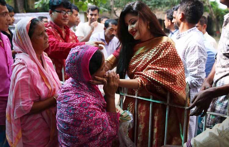 ঈদের শুভেচ্ছা বিনিময় করছেন পরীমনি। এ সময় অসচ্ছল সহশিল্পীদের পরিবারের খোঁজ-খবর নেন।