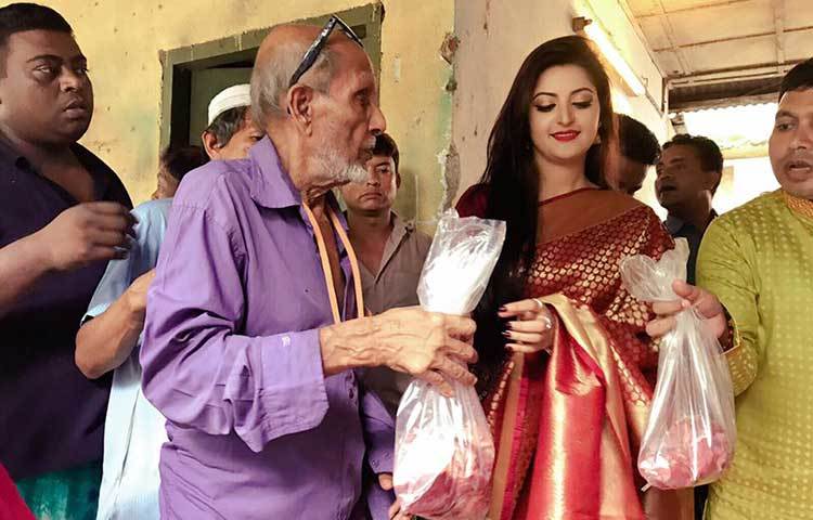 ঈদের দিনে পরীমনিকে কাছে পেয়ে অনেক আনন্দিত বিএফডিসির অসচ্ছল শিল্পীরা।