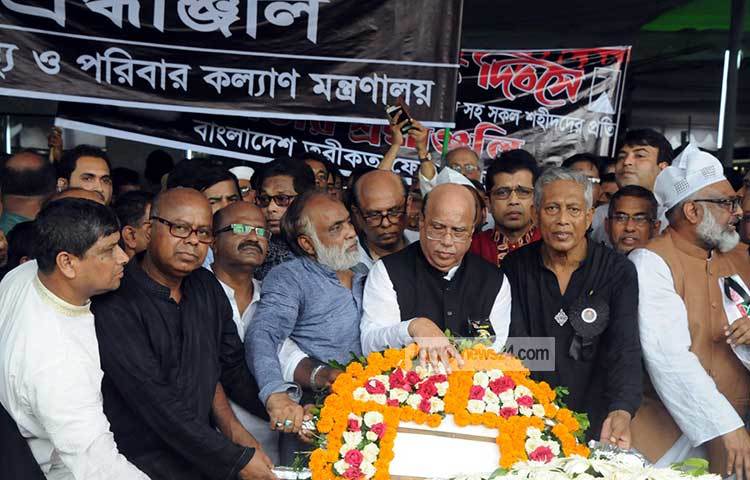 স্বাস্থ্য ও পরিবার কল্যাণমন্ত্রী মোহাম্মদ নাসিম জাতীয় শোক দিবস উপলক্ষে ধানমন্ডির ৩২ নম্বরের বঙ্গবন্ধুর প্রতিকৃতিতে শ্রদ্ধা নিবেদন করছেন। ছবি : বিপ্লব দিক্ষিৎ