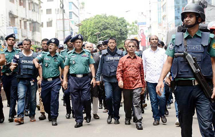 রাজধানীর পান্থপথে হোটেল ওলিও ইন্টারন্যাশনালে বোমার বিস্ফোরণ ঘটানোর পর সেখানে যান পুলিশের মহাপরিদর্শক (আইজিপি) একেএম শহীদুল হক। ছবি : বিপ্লব দিক্ষিৎ