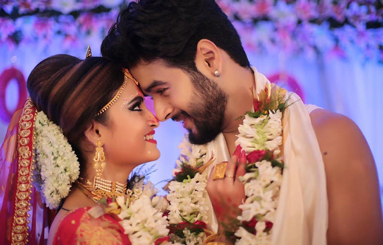 গত বছরই এনগেজমেন্ট করেছিলেন শুভজিৎ ও প্রিয়ম। তারপর থেকেই সবার কৌতূহল, কবে সামাজিক বিয়ের অনুষ্ঠানটি হচ্ছে।