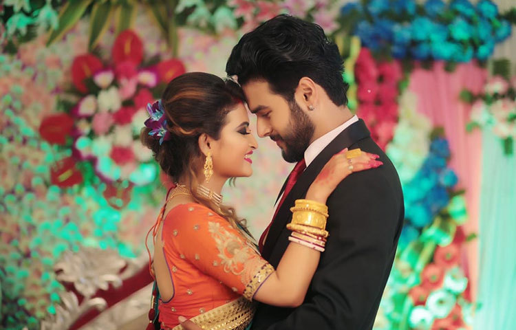 শুধু তাই নয়, বিয়ে ও রিসিপশনের উপযোগী বিশেষ মণ্ডপসজ্জাও ছিল। সঙ্গে ছিল হোমের আয়োজনও।