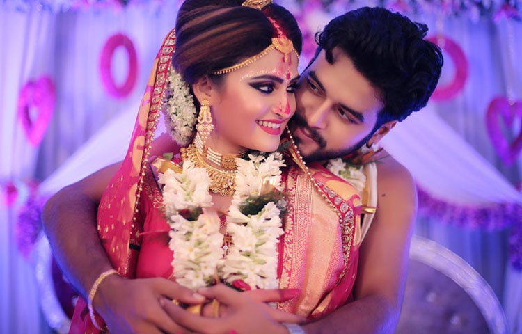 হঠাৎই এসে গেল সেই সুযোগ। জনপ্রিয় ব্রাইডাল মেকআপ আর্টিস্ট সুমন অধিকারীর হাত ধরে।