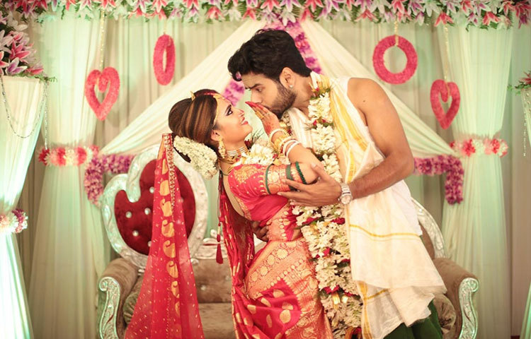 রিয়েল লাইফে তো পরস্পর পরস্পরের নায়ক-নায়িকা কিন্তু পর্দায় তো আর এখনও তেমনটা দেখা যায়নি, তাই এই সুযোগ হাতছাড়া কেউ করে?