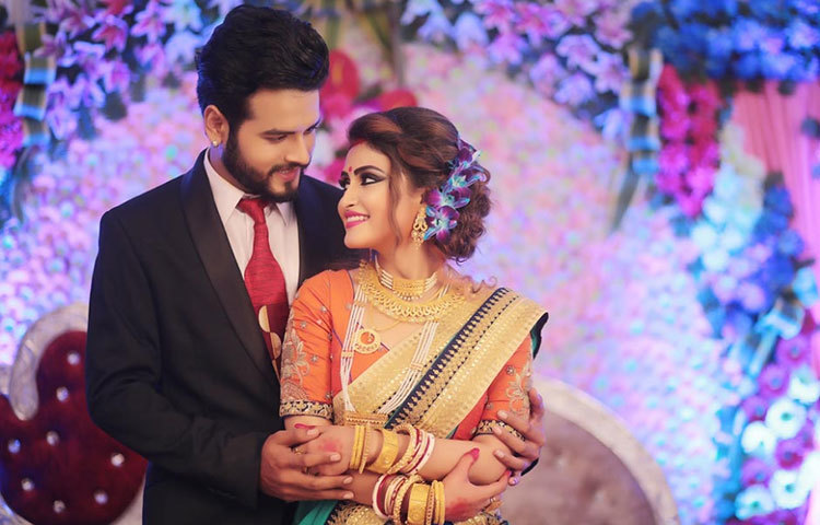 প্রিয়মের বেনারসী, রিসিপশনের শাড়ি, গয়না, শুভজিতের ধুতি-উত্তরীয়, স্যুট সবকিছুই আনকোরা নতুন এবং তাদের পছন্দমতোই কেনা হয়েছে।