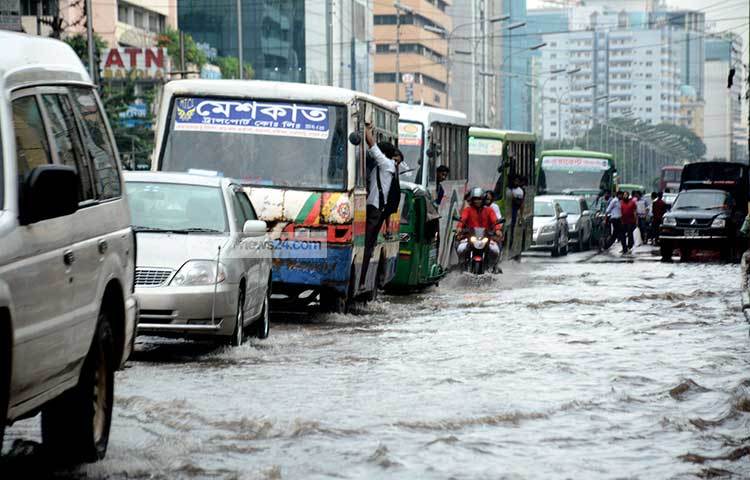 পানিতে ডুবে যাওয়া রাস্তা দিয়ে চলছে বাস, প্রাইভেট কারসহ বিভিন্ন ধরনের যানবাহন। ছবি : বিপ্লব দিক্ষিৎ