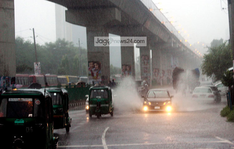 পানিতে একাকার রাস্তা দিয়ে দ্রুত গতিতে চলছে গাড়ি। ছবি : বিপ্লব দিক্ষিৎ