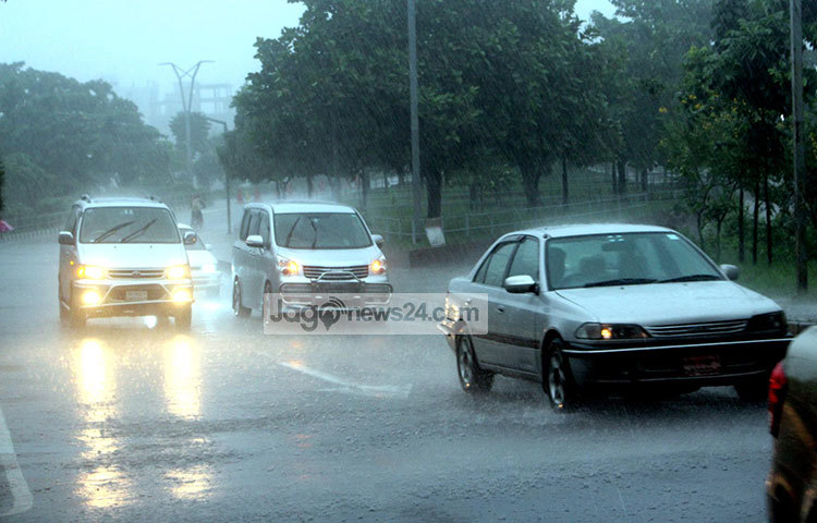 বৃষ্টি এলেই রাজধানীবাসীর মনে শঙ্কা জাগে এই বুঝি ডুবে যাচ্ছে তার যাতায়াতের রাস্তাটি। ছবি : বিপ্লব দিক্ষিৎ