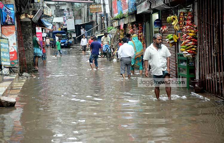 রাস্তা নাকি খাল! মনে হচ্ছে খালে জোয়ার এসেছে। ছবি : বিপ্লব দিক্ষিৎ