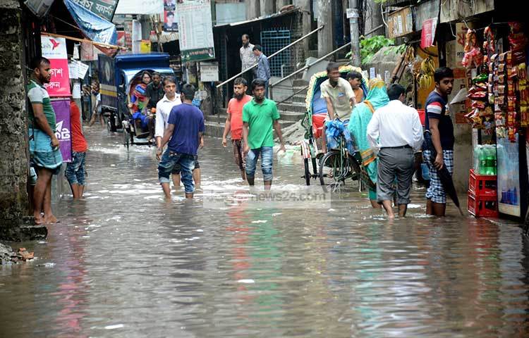বৃষ্টিতে রাজধানীবাসীর জীবনে অবর্ণনীয় ভোগান্তি নেমে আসে। এ থেকে কবে মুক্তি মিলবে প্রশ্ন সব মানুষের। ছবি : বিপ্লব দিক্ষিৎ