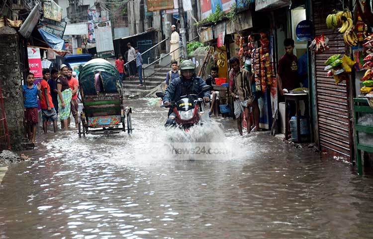 রাস্তার এই অবস্থা কী জনপ্রতিনিধিদের চোখে পড়ে না-বৃষ্টি হলেই রাজধানীবাসী এমন সমালোচনায় মুখর হয়ে ওঠে। আসলেই এই দৃশ্য দর্শন থেকে কবে মুক্তি মিলবে। ছবি : বিপ্লব দিক্ষিৎ