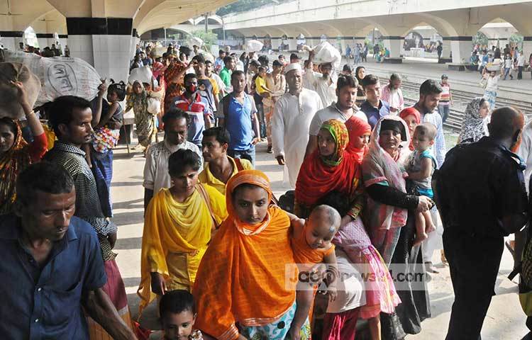 ঈদের ছুটিয় কাটিয়ে রাজধানীতে ফিরছে মানুষ। রাজধানীর কমলাপুর রেল স্টেশনে শহরমুখী মানুষের স্রোত দেখা গেছে। ছবি : বিপ্লব দিক্ষিৎ