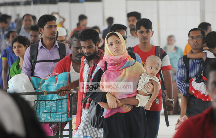 অনেকেই পরিবারের সবাইকে নিয়ে ঈদ করতে গ্রামে গিয়েছিলেন। আবার তারা ফিরে এসেছে শত ব্যস্ততার এই শহরে। ছবি : বিপ্লব দিক্ষিৎ