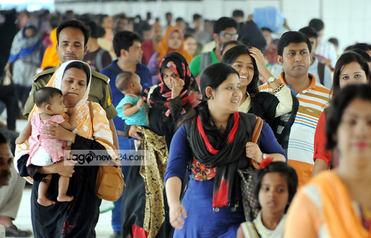 গ্রামের সবার সঙ্গে ঈদের আনন্দ ভাগাভাগি করে এই মানুষগুলো ফিরে এসেছেন রাজধানীতে। আবারও তারা নগর জীবনের ব্যস্ততায় হারিয়ে যাবেন। ছবি : বিপ্লব দিক্ষিৎ