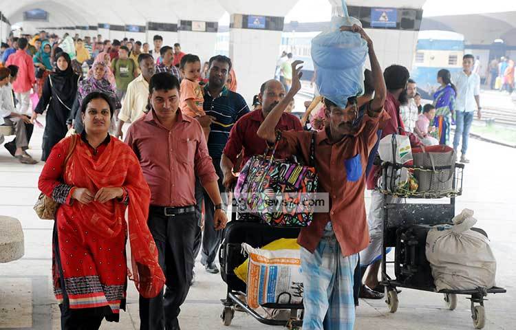 গ্রাম থেকে নানা রকমের জিনিসপত্র নিয়ে এসেছেন অনেকেই। এসব বহন করতে কষ্ট হলেও তাদের মনে বিরক্তির কোনো রেশ নেই। ছবি : বিপ্লব দিক্ষিৎ
