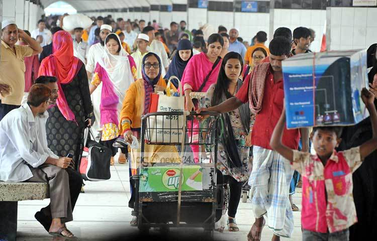 ঈদ করতে বাড়িতে যাওয়া আবার ঈদ শেষে কর্মস্থলে ফিরে আসা-জীবনের প্রয়োজনে নগরবাসীর প্রতি বছরের নির্ধারিত চিত্র। ছবি : বিপ্লব দিক্ষিৎ
