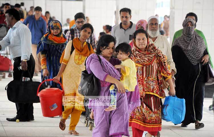‘নাড়ির টানে বাড়ি’ আবার জীবন ও জীবীকার প্রয়োজন দিনরাত কোলাহলের শহরে পাড়ি জমানো- এ এক পরিচিত দৃশ্য। ছবি : বিপ্লব দিক্ষিৎ