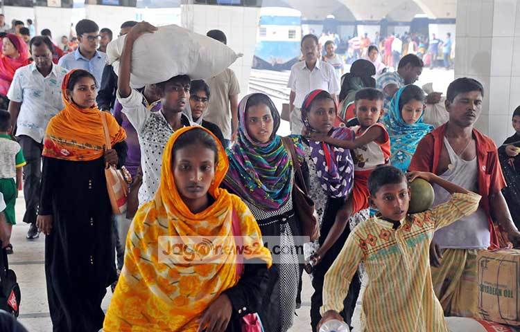 গত কয়েকদিন ধরেই কমলাপুর রেল স্টেশনে রাজধানীমুখী মানুষের ভিড়। ছবি : বিপ্লব দিক্ষিৎ