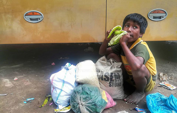 খুদার জ্বালা মেটাতে কাঁচা কলা খাচ্ছে এই রোহিঙ্গা শিশুটি। ছবি : মাহবুব আলম