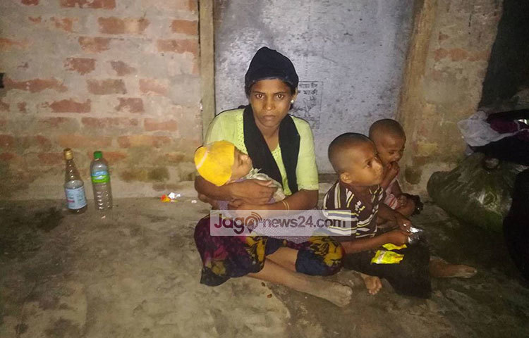 নাড়ি ছেঁড়া ধন বুকে আগলে রেখে জীবন বাঁচাতে পেরেছেন এই রোহিঙ্গা নারী। এখন তিনি দুচোখে ভবিষ্যৎ অন্ধকার দেখছেন। ছবি : মাহবুব আলম