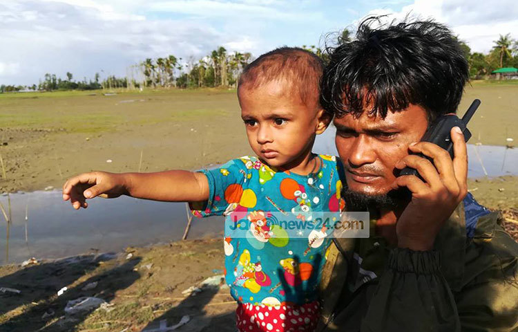 ফেলে আসা সজনের খোঁজ খবর নিচ্ছেন তিনি। দুশ্চিন্তা, উৎকণ্ঠা নিয়ে বাংলাদেশে পাড়ি জমিয়েছেন এই রোহিঙ্গা পুরুষটি। ছবি : মাহবুব আলম