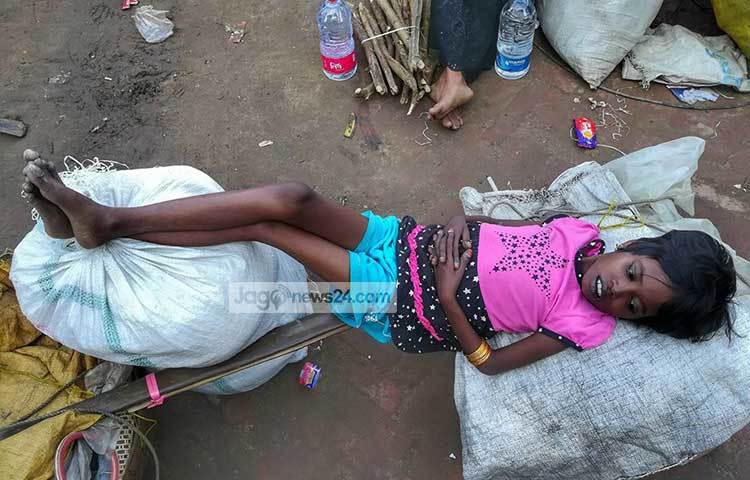 মানুষ যদি মানুষের জন্য হয় তাহলে এভাবে মানুষকে মানুষ ভিটে মাটি ছাড়া করে কিভাবে? বিশ্ব বিবেকের কাছে এই রোহিঙ্গা শিশুর প্রশ্ন! ছবি : মাহবুব আলম