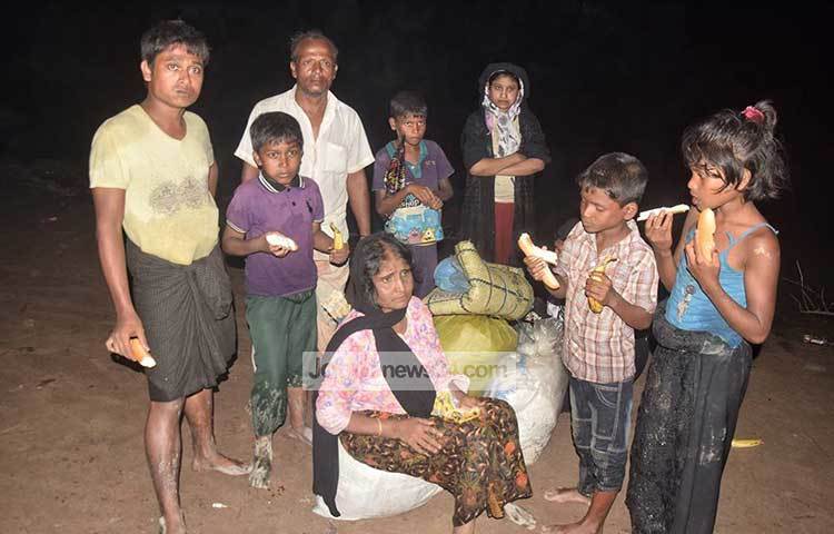 জীবন বাঁচাতে প্রাণান্তকর চেষ্টা এই রোহিঙ্গা পরিবারটির। অভুক্ত মানুষগুলো একটুকরো রুটি কলা খেয়ে ক্ষুধা নিবারণের চেষ্টা করছেন। ছবি : মাহবুব আলম