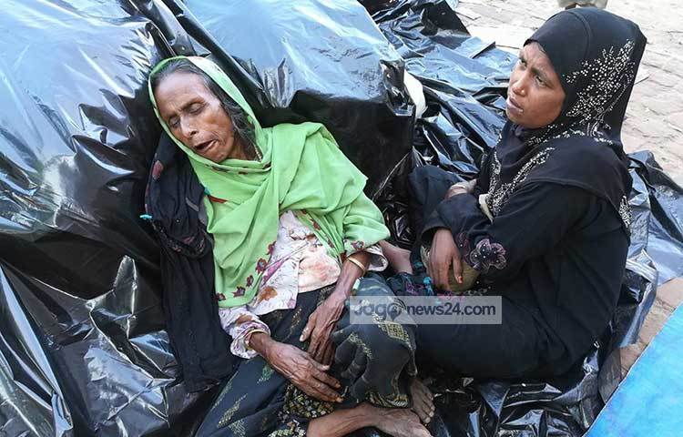 পথে পথে এভাবে আশ্রয় হয়েছে অনেক রোহিঙ্গার। তাদের মনে একটাই প্রশ্ন নিজ দেশে ফিরে যেতে পারবেন কী! ছবি : মাহবুব আলম
